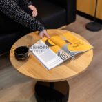 drewniany stolik z metalem