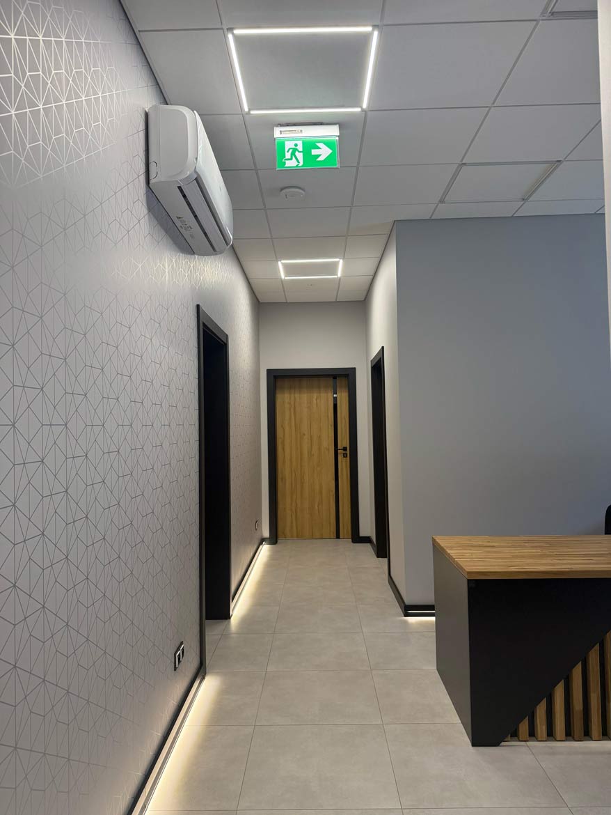 lada recepcyjna z oświetleniem