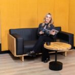 nowoczesny stolik czarny ryflowany