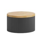 okrągły stolik kawowy z ryflowaną czarną podstawą i drewnianym blatem
