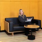 ryflowany stolik na jednej nodze