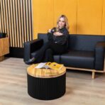 stolik z metalową ryflowaną podstawą