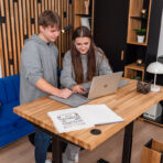 biurko regulowane dla studentki