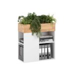 Kwietnik z naturalnym wykończeniem i praktycznymi półkami