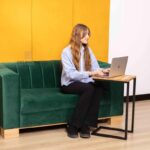 Sofa aksamitna dwuosobowa zielona do poczekalni, biura