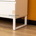 komoda z metalowymi elementami