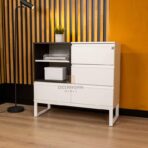 komoda z otwartymi i zamkniętymi przestrzeniami