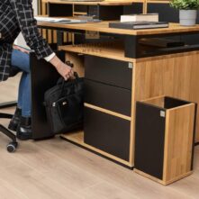 elegancko wykończone biurko z detalami