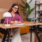 biurko do pokoju z roślinami