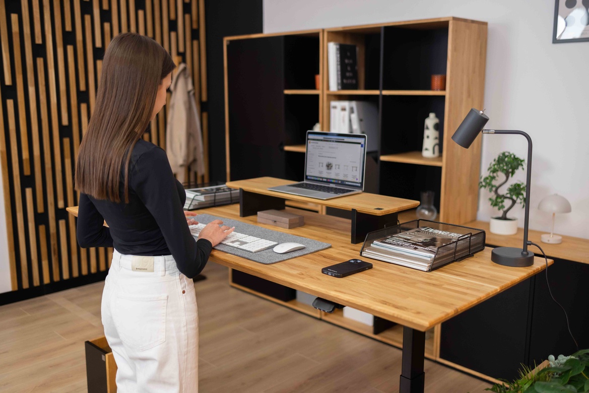 electric desk for standing work