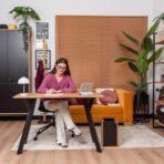 biurko w ciepłych kolorach