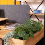 biurko z szarą przegrodą PET