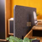 biurko z wyciszającym panelem PET