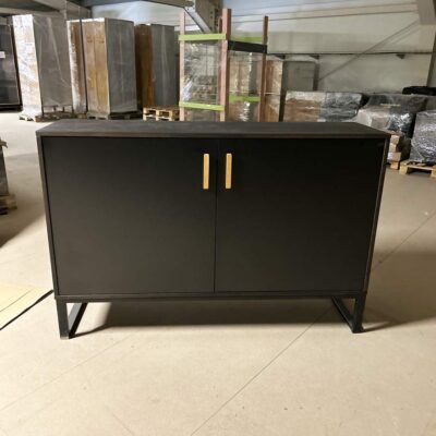 elegancka komoda z ciemnego drewna