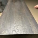 elegancka komoda z drewnianym blatem