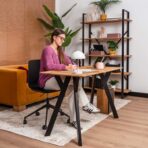 pokój dla nastolatki z biurkiem i sofą