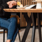 stół drewniany minimalityczny