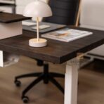 regulowane biurko do pracy siedząco-stojącej