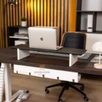 regulowane biurko z blatem dębowym