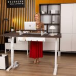 regulowane biurko z panelem sterującym