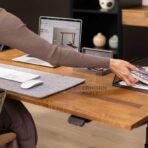 biurko do pracy przy komputerze z regulacją