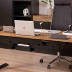 biurko elektryczne z dodatkami
