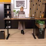 biurko z koszem biurowym i organizerem