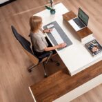 biurko z nadstawką na monitor