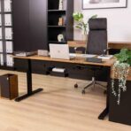 biurko z regulacją i fotelem biurowym