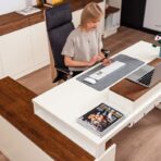 biurko z szafką na dokumenty