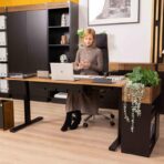 czarne biurko z regulacją i fotelem obrotowym