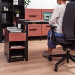 ergonomiczne biurko z kontenerkiem Corporate dla pracownika biurowego