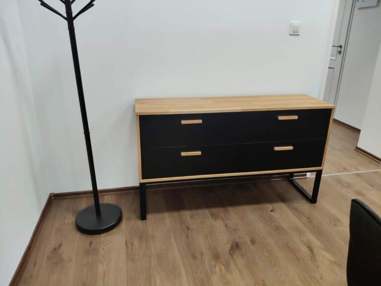 komoda z dużą ilością miejsca do przechowywania