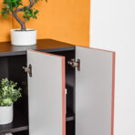 komoda z dużymi frontami zamykanymi