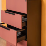 komoda z ergonomicznymi uchwytami szuflad