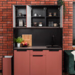 kuchnia biurowa w odcieniu cegły