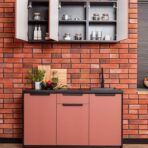 kuchnia z ceglaną ścianą