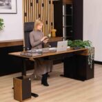 meble gabinetowe z biurkiem elektrycznym