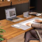 minimalistyczne biurko z podnoszeniem