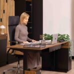 nowoczesne biurko z ergonomicznym fotelem