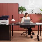 wyposażenie biura w kolorze ceglastym