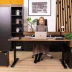 zestaw mebli z regulowanym biurkiem i koszem