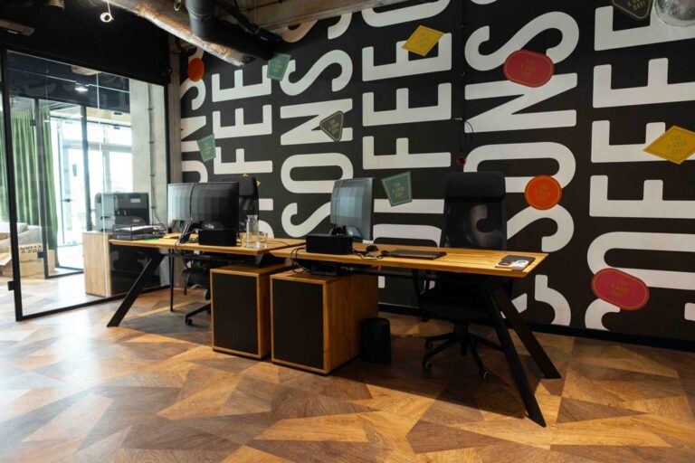 Meble do biura i showroomu Coffee & Sons w Lublinie