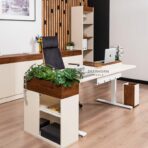 biurko do pracy przy komputerze