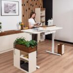 biurko do pracy w pozycji stojącej