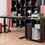 biurko regulowane z systemem zarządzania kablami