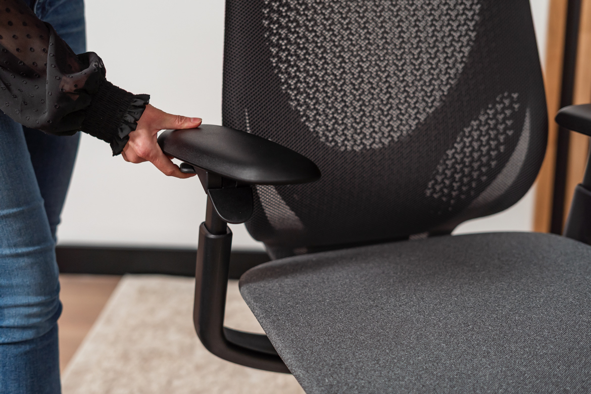 fotel-z-regulacja-pozycji-rak fotel z regulacją pozycji rąk