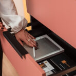 komoda z czarnymi uchwytami