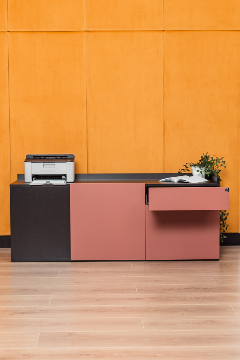 kontener-pod-drukarke-obok-biurka kontener pod drukarkę obok biurka