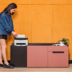 kontener przy biurku do uporządkowania biura